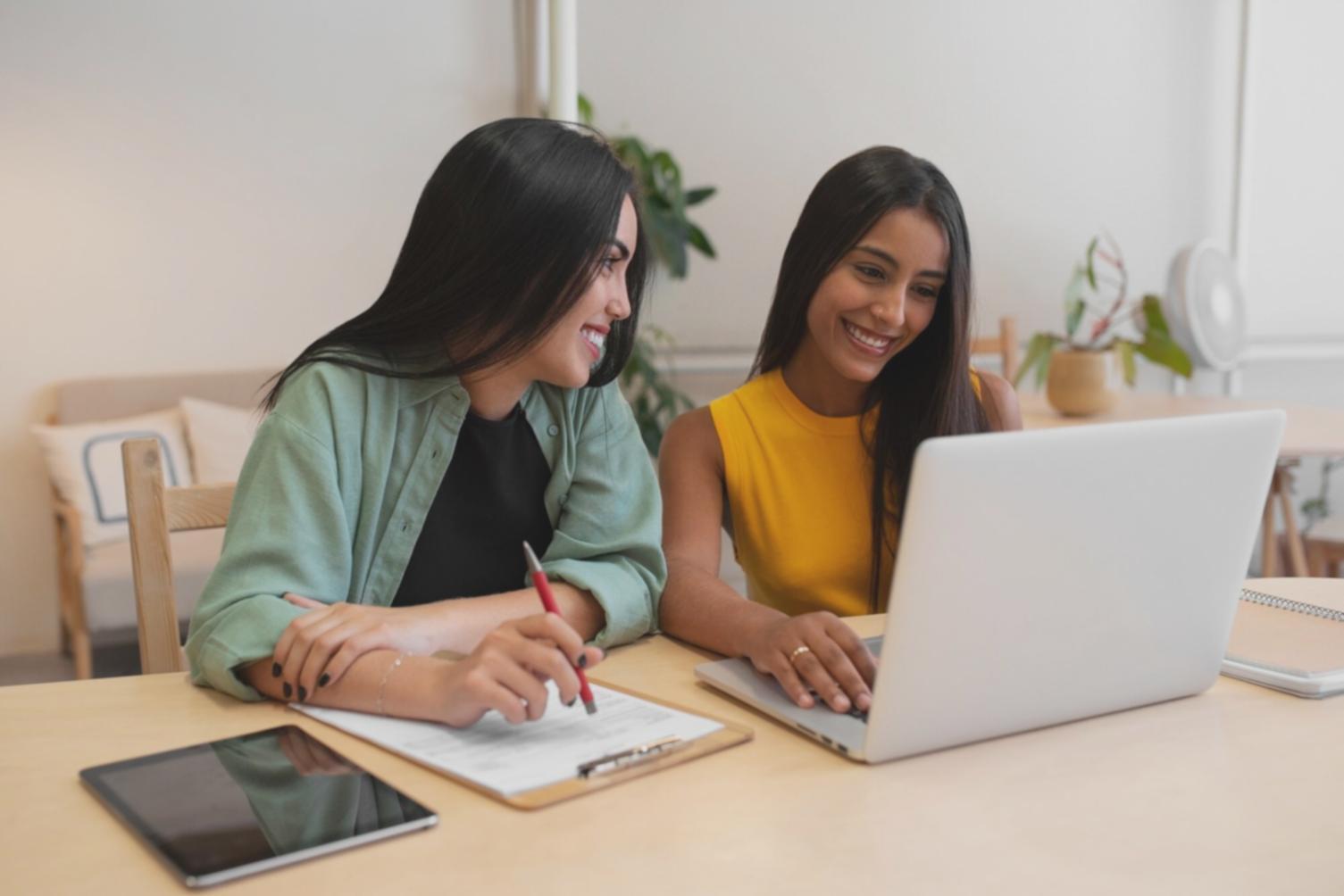 Environnement de travail moderne avec analyses financières