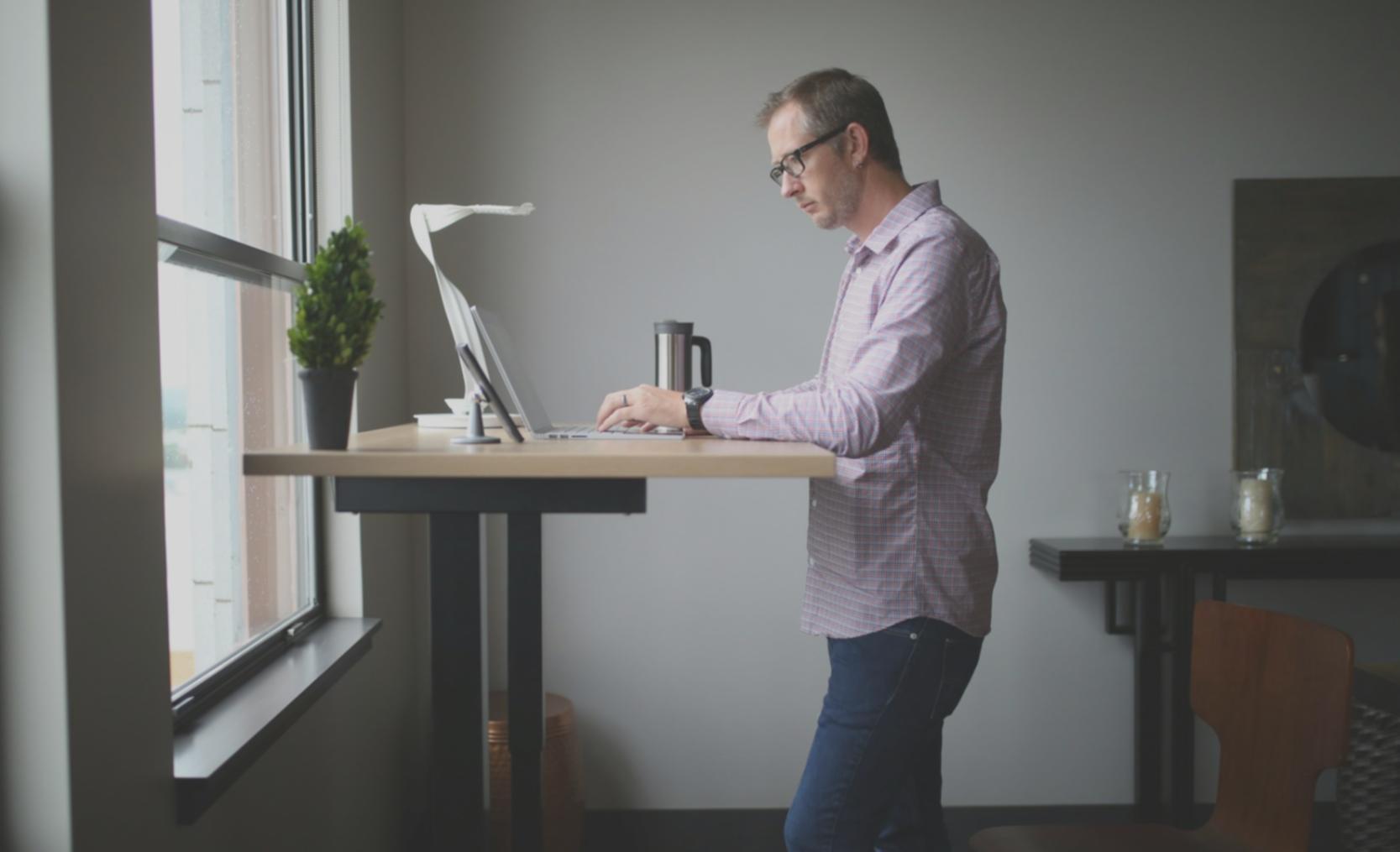 Analyse de documents financiers sur un bureau